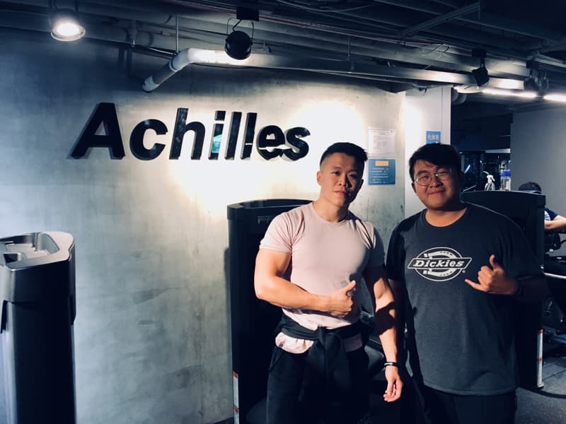 這張照片是關於健身運動的。健身可以幫助你增強體能，改善體態，並減輕壓力。建議你到PRO360尋找一位合適的健身教練。