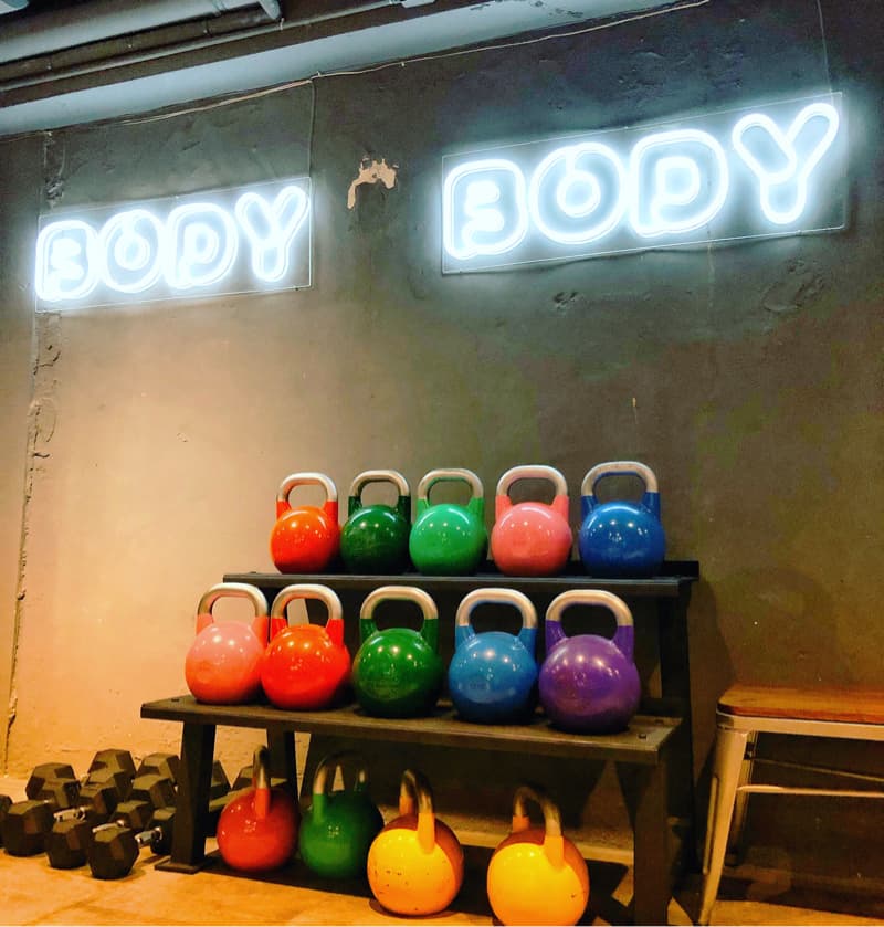 這張照片是關於健身運動。健身運動可以增強肌肉，提升體能，改善心肺功能，減肥塑形。想找健身教練，可以到 PRO360 尋找適合你的專業人士。