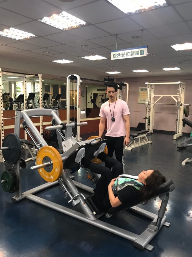 這張照片是關於健身。健身可以增強體能，改善健康。想找健身教練，請上PRO360。