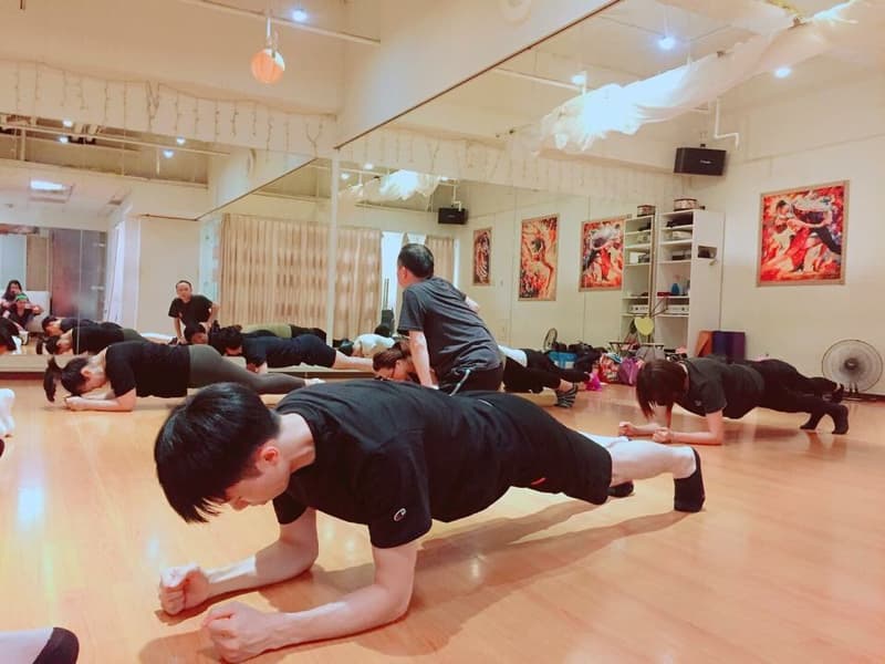 這是一張瑜珈的照片。瑜珈可以改善柔軟度、平衡感和肌力。想找瑜珈老師，請到PRO360。