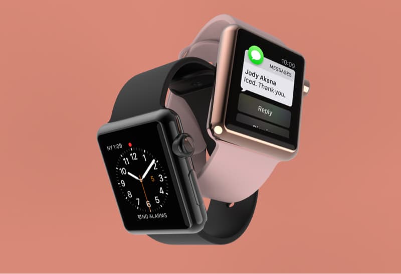 這張「Apple Watch」的照片是兩隻Apple Watch，一隻黑色錶帶，一隻粉紅色錶帶。黑色錶帶的Apple Watch顯示時間，粉紅色錶帶的Apple Watch顯示一條訊息。