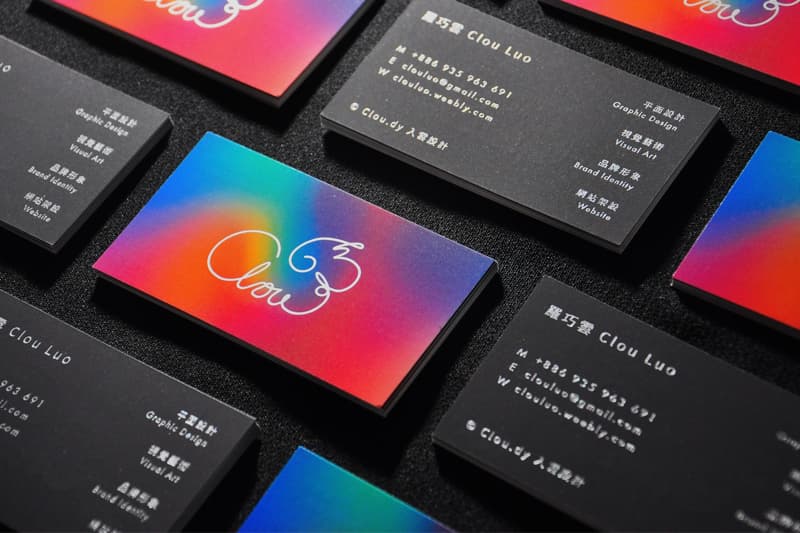 這張照片是幾張名片，其中一張名片上印著彩虹色漸變背景和白色字體的「Clou」商標。