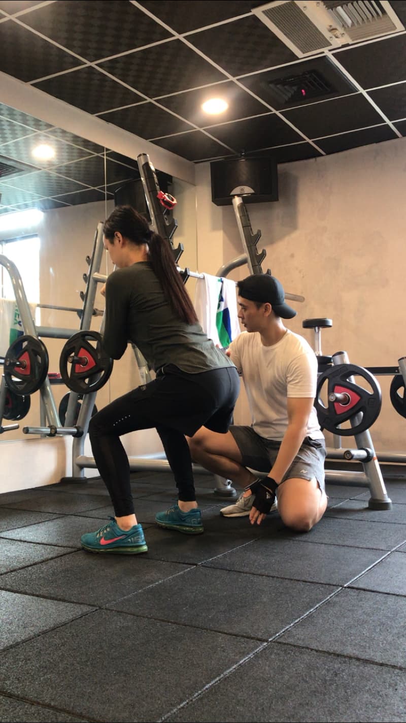 這是一張健身房的照片，健身運動可以增強體能，提高免疫力。想找健身教練，歡迎到PRO360網站搜尋。