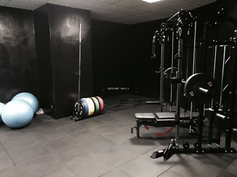 這張圖片是關於重量訓練的。重量訓練可以增強肌肉力量、改善身體組成和提升骨骼健康。想了解更多，可以到PRO360尋找重量訓練教練。