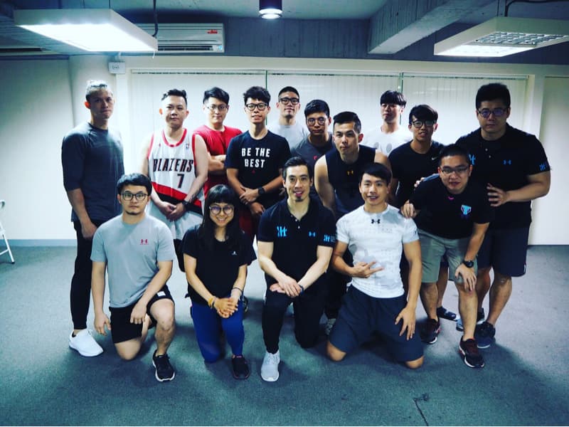 這是一張籃球照片。籃球運動可以鍛鍊體能、提高反應速度和團隊合作能力。想學習籃球嗎?快上 PRO360 找教練吧!