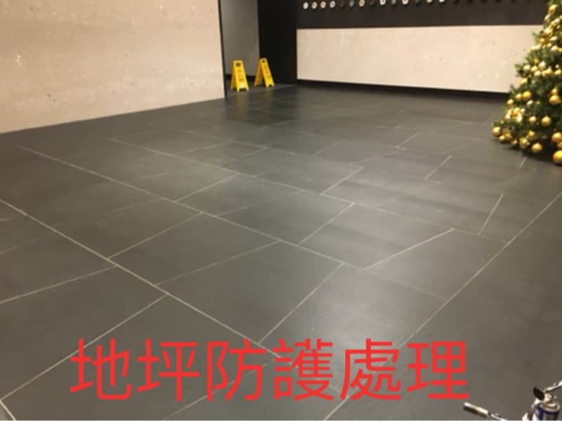 這張照片是地板防滑處理，地面上畫了幾條白色的線，可以增加摩擦力，防止人們滑倒。