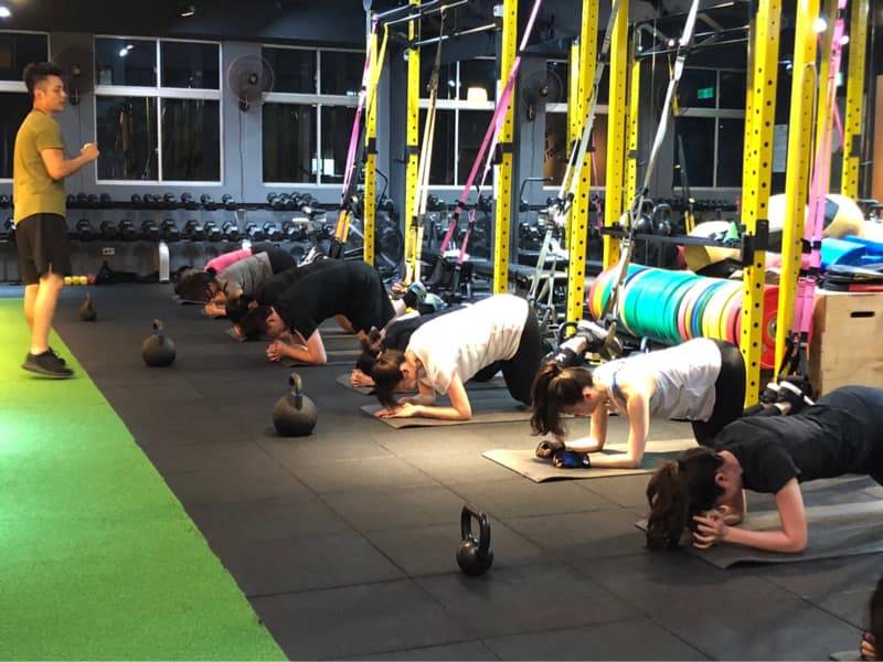 這是一張健身的照片。  健身可以增強體能，鍛鍊肌肉，提升免疫力。  想找健身教練，可以到 PRO360 尋找。