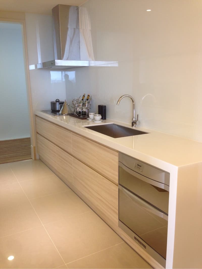 這張照片是一個現代化的廚房，最重要的是一個嵌入式的雙層烤箱。烤箱是銀色的，有兩個抽屜，上面有黑色控制面板。