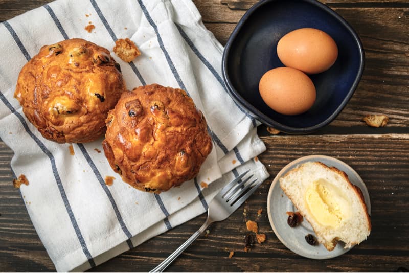 這張「早餐」的照片是兩片麵包，兩顆雞蛋和一個藍色盤子。