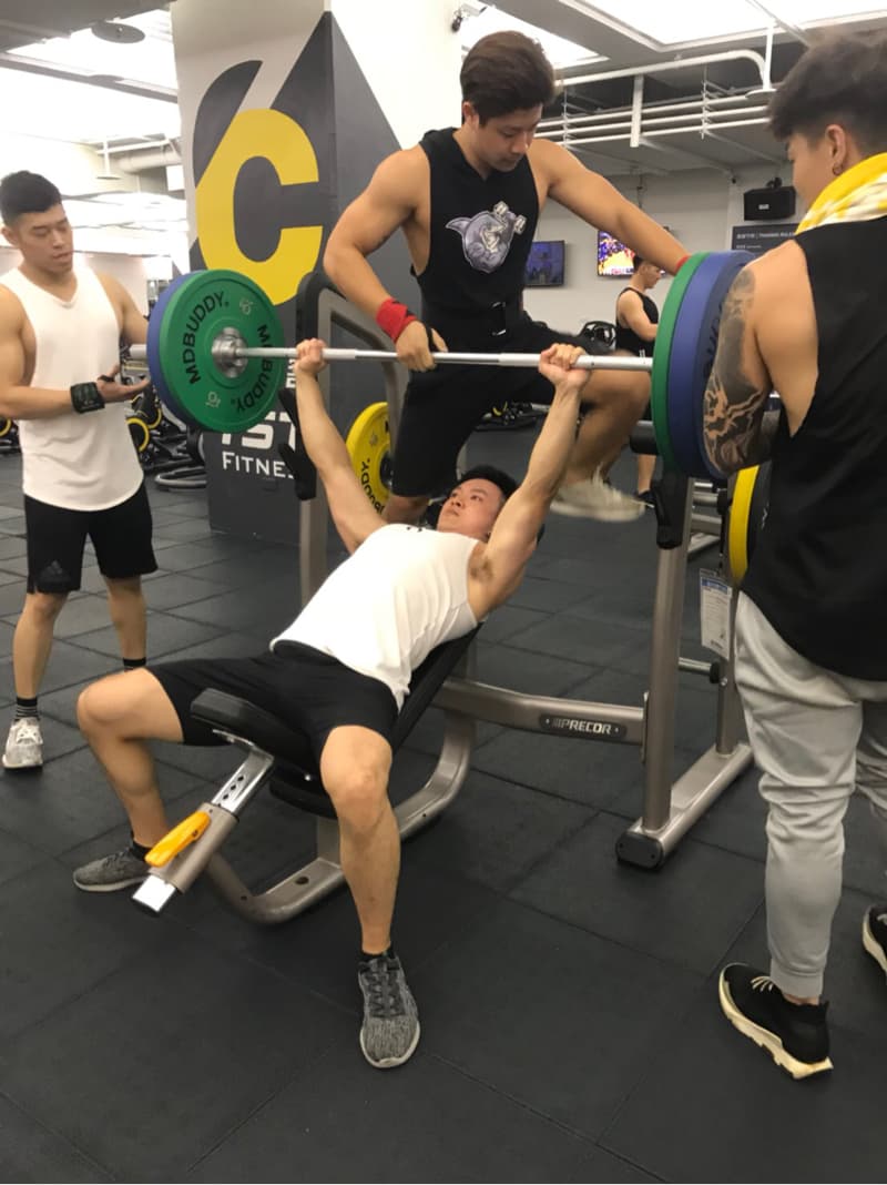 這張照片是關於重量訓練的。重量訓練可以增強肌肉力量、改善骨骼密度、提升新陳代謝。想尋找重量訓練教練，可以到PRO360網站。