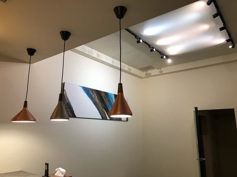 這張照片是三盞吊燈，分別是銅色、灰色和銀色。