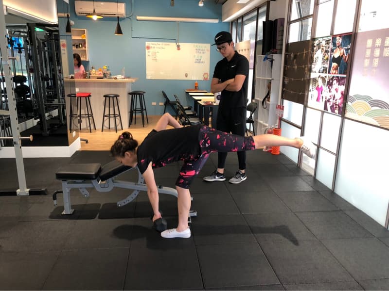 這張照片顯示的是重量訓練。重量訓練可以幫助增強肌肉，改善骨骼健康，提升新陳代謝，讓你更有活力。想要找一位優秀的重量訓練教練嗎？快上PRO360尋找吧！