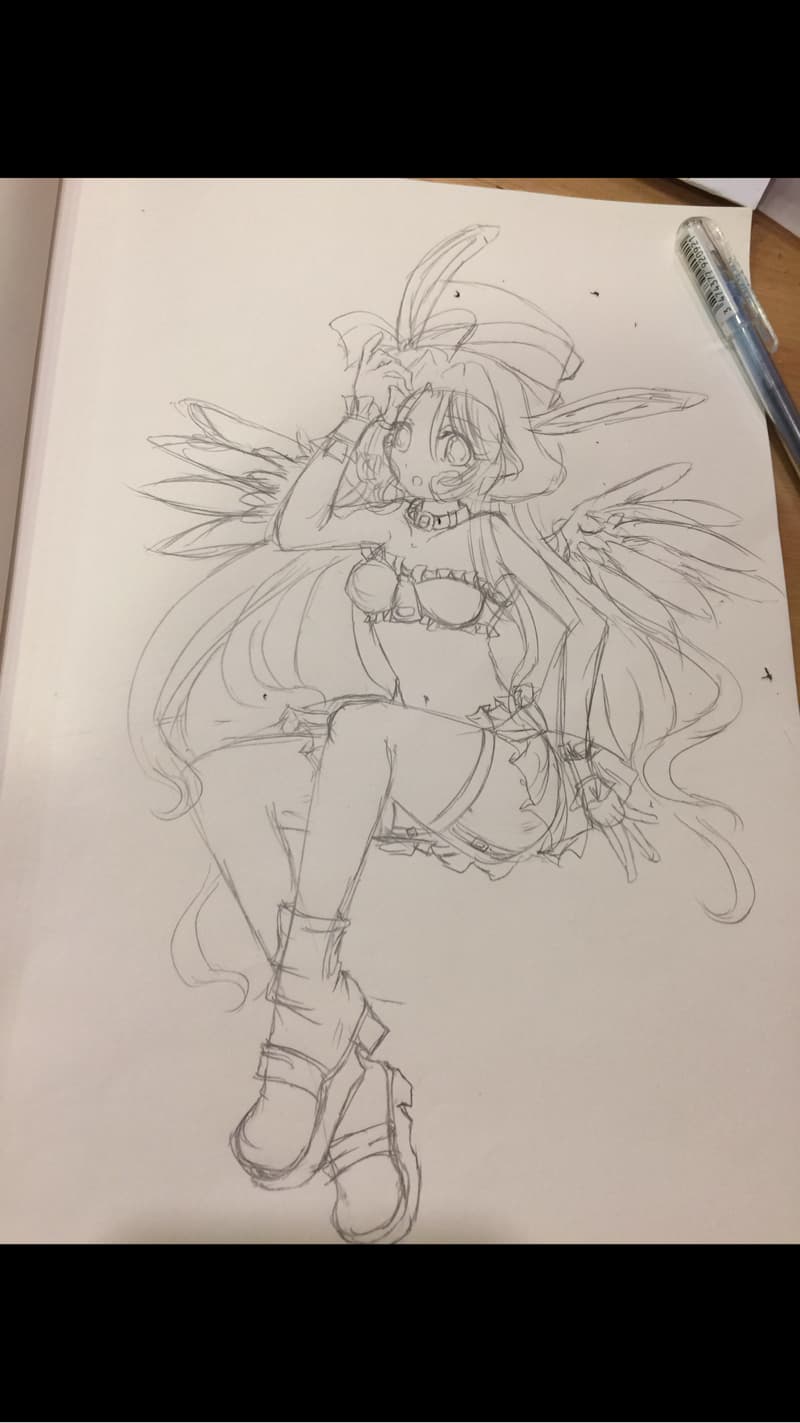 這張照片是一個女孩的鉛筆素描，畫中女孩戴著帽子，有著一頭長髮，身穿一件露肩上衣和短褲，正坐在一個椅子上，雙腳交叉，看起來非常可愛。