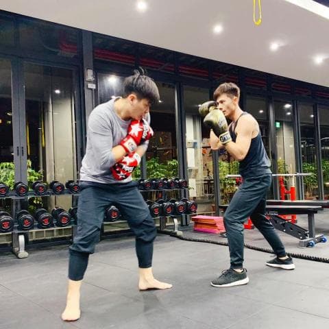 這是一張拳擊訓練的照片。拳擊可以鍛鍊全身肌肉,提升心肺功能,同時也能增強自信和意志力。想學習拳擊嗎?快上 PRO360 尋找合適的教練吧!