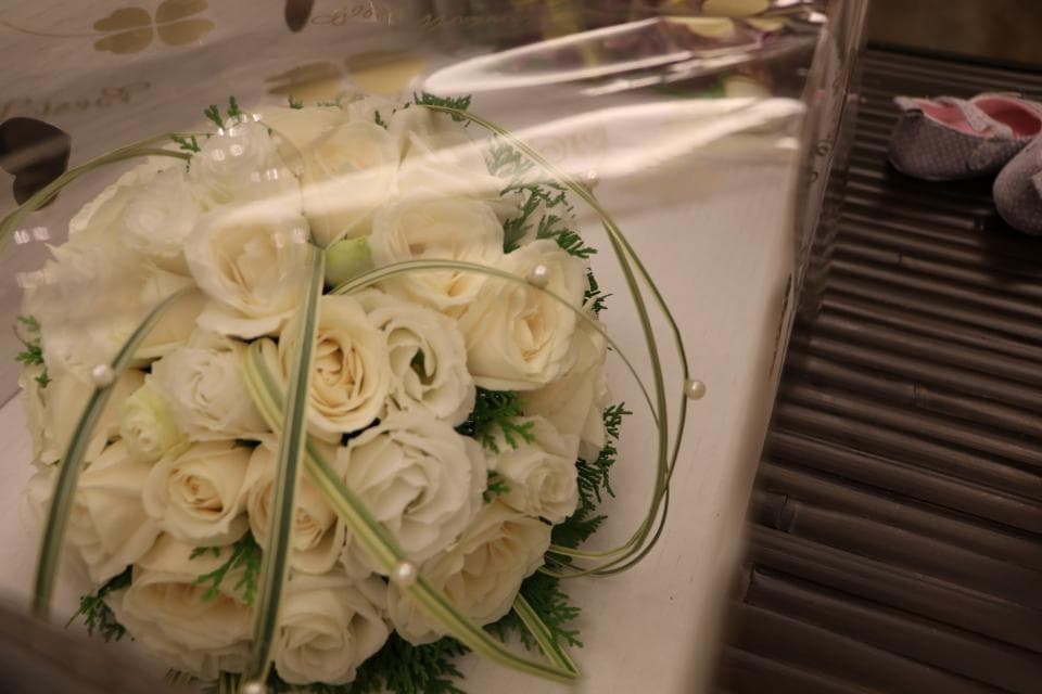 這張照片是一束白色玫瑰花,花瓣潔白無瑕,花蕊淡黃色,花朵層層疊疊,散發著優雅的氣息。花束被綠色的葉子襯託,更顯得清新自然。