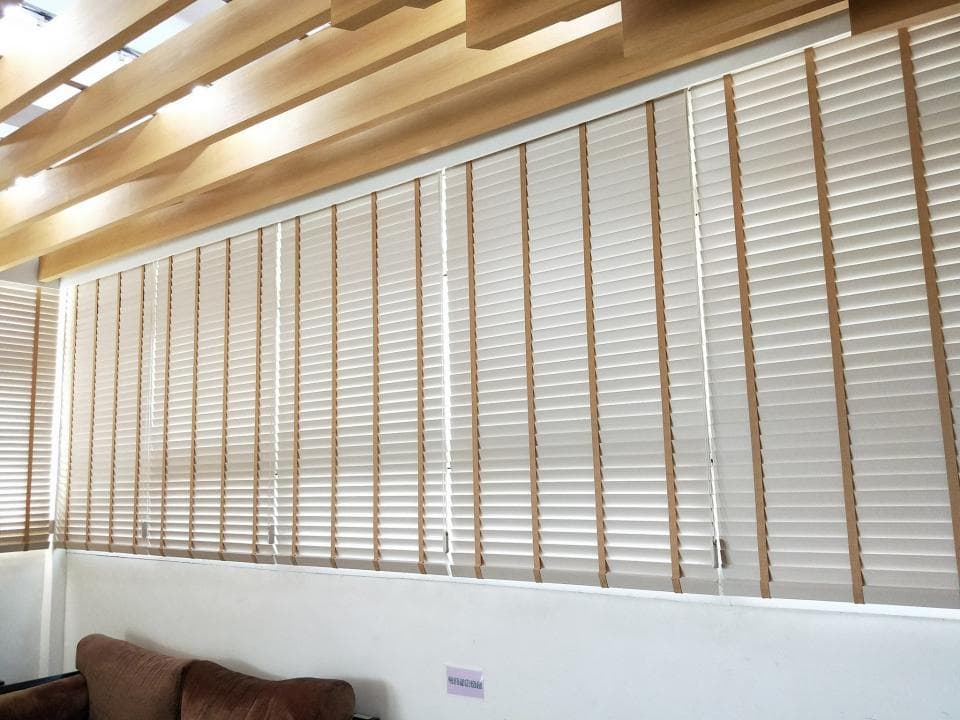 1) 照片顯示一間房間的窗戶,窗戶上裝有木百葉窗