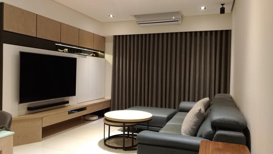 1) 照片顯示一個現代化的客廳,牆上裝飾著木板和白色櫃子,並有一個黑色的電視機