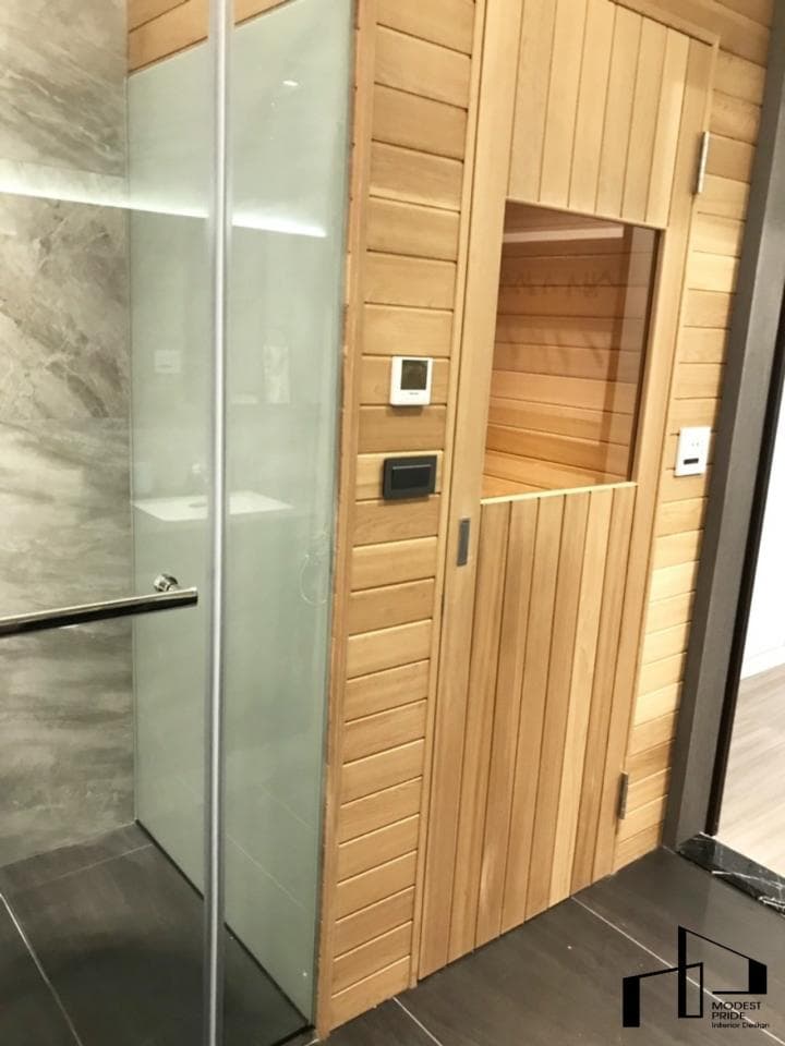 這張照片是一間浴室,裡面有桑拿房。桑拿房的門是用木頭做的,看起來很高級。