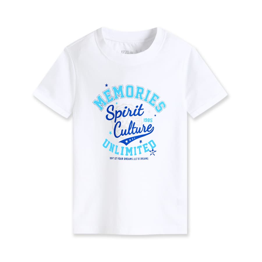 這張照片是一件白色短袖 T 恤,上面印有藍色和白色的文字,寫著 MEMORIES Spirit Culture 1985 UNLIMITED。