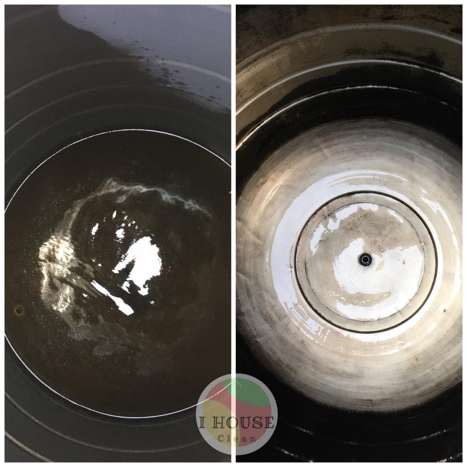 1) 這張照片顯示一個大型金屬容器的內部,左邊的容器內裝滿了水,右邊的容器則看起來是空的且乾淨的