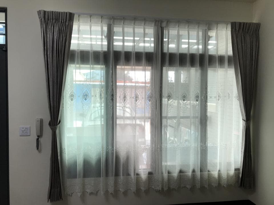 1) 照片顯示一個房間裡的窗戶,窗戶上有窗簾和窗紗