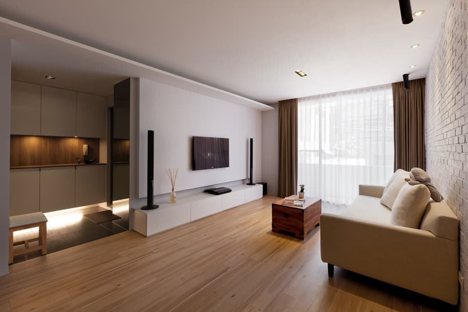 這張「現代客廳」的照片是一個寬敞的客廳,有一張舒適的沙發,一個電視櫃和一個茶几。 客廳的設計簡潔明亮,牆壁上有一臺電視。