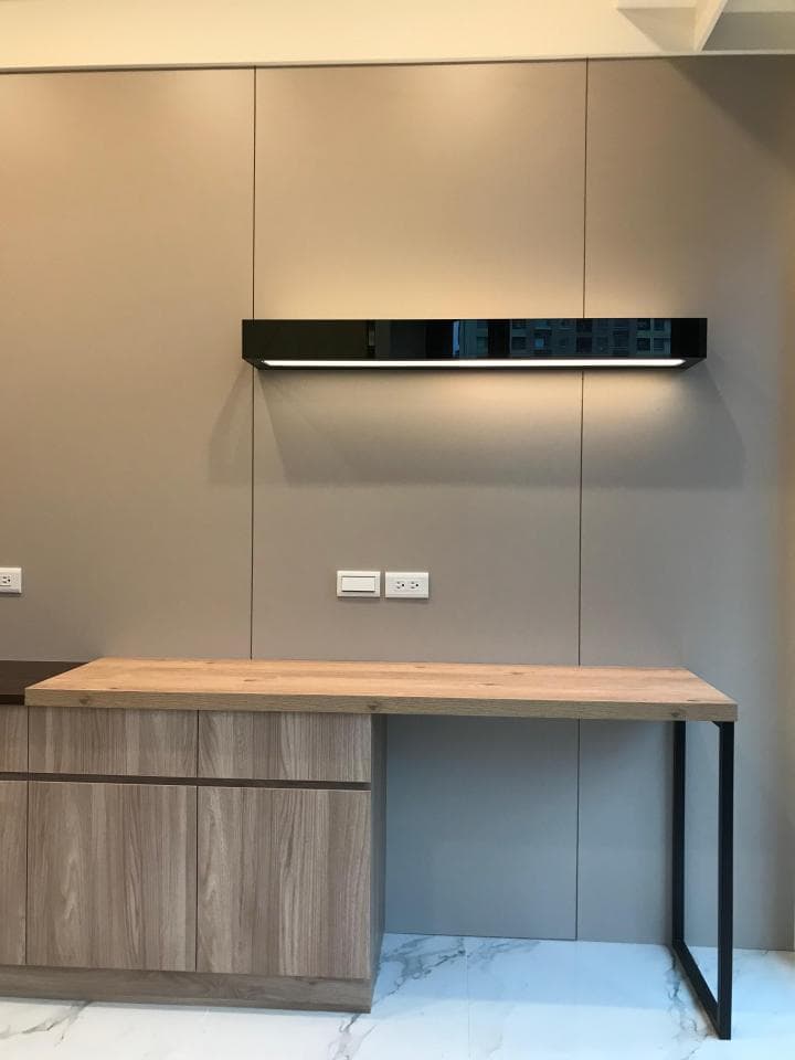 1) 照片顯示一個帶有木製桌面和黑色金屬支架的現代工作桌