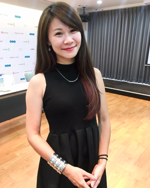 這張照片是一位身穿黑色洋裝的女性,她戴著一個銀色的手環,手環的設計非常精緻,看起來很漂亮。