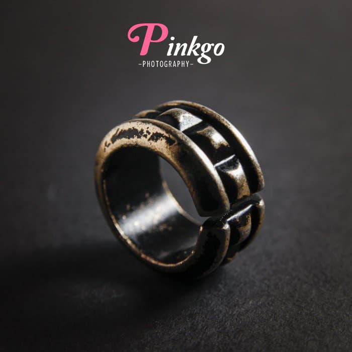 這張「戒指」的照片是一個古銅色的戒指,上面有幾條紋路。
