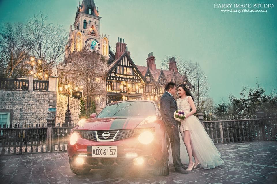 這張「婚紗照」的照片是一對新人站在紅色的車子前,背景是古堡建築。