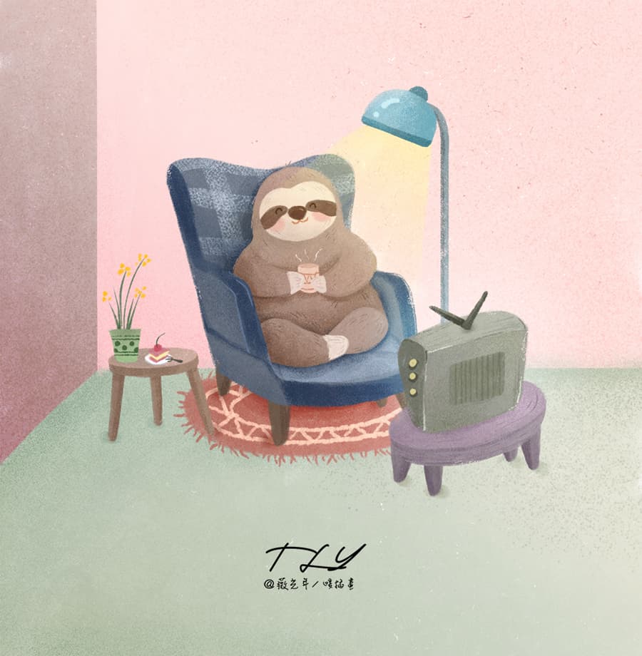 這張照片是一隻樹懶坐在沙發上,手裡拿著一杯飲料,看起來很放鬆。