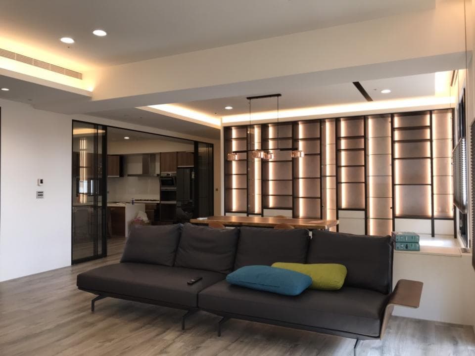 這張「客廳」的照片是一張現代化的客廳,照片中可以看到沙發,電視櫃,和一盞吊燈。