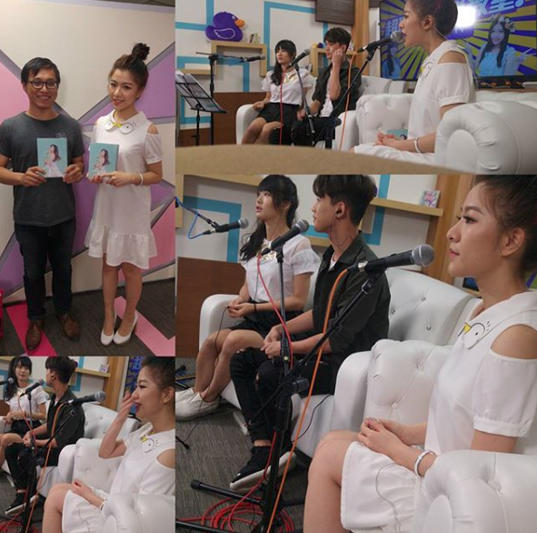 這張照片是一群年輕人參加錄音節目。他們坐在白色沙發上,前面擺著麥克風。