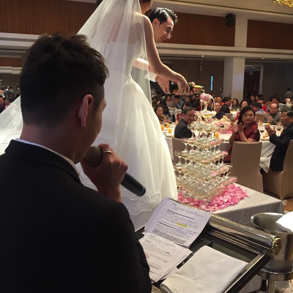 這張照片是婚禮上的香檳塔,新人正在倒香檳,現場充滿喜悅和祝福的氣氛。