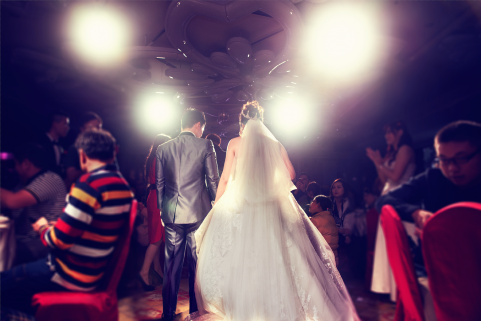 這張「婚禮」的照片是一個新郎新娘在婚禮上走入會場,他們身穿婚紗禮服,並在賓客的見證下步入禮堂。