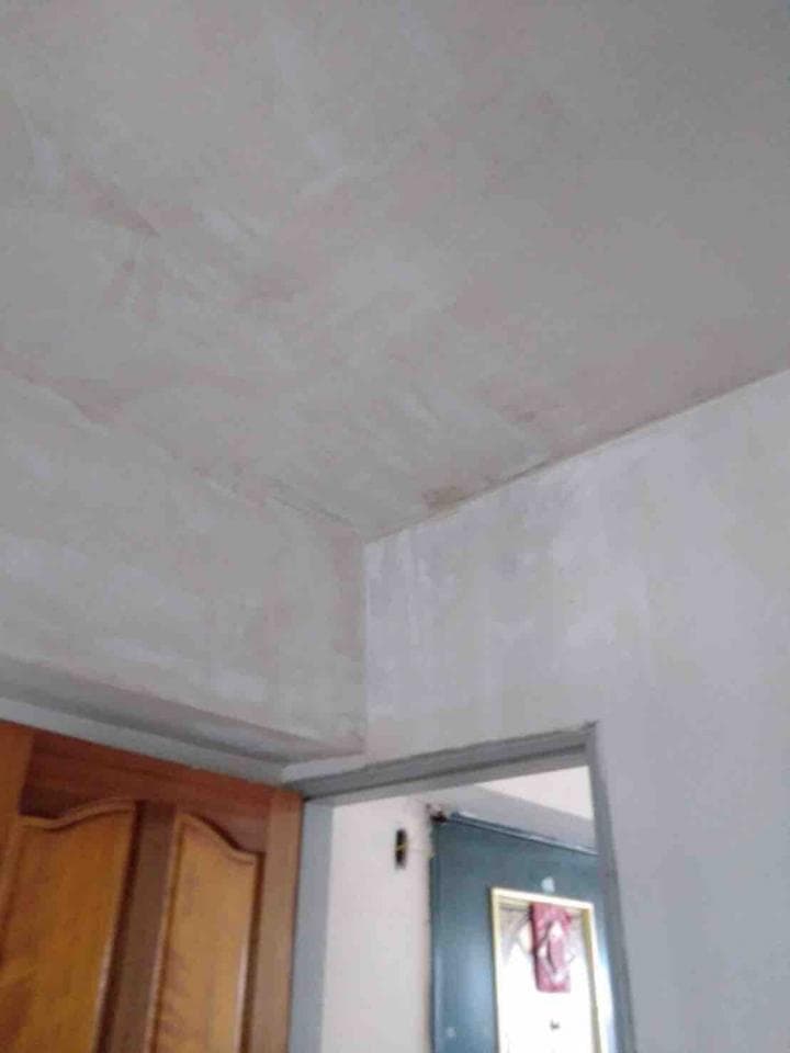 這張照片是牆壁上有明顯的裂縫。