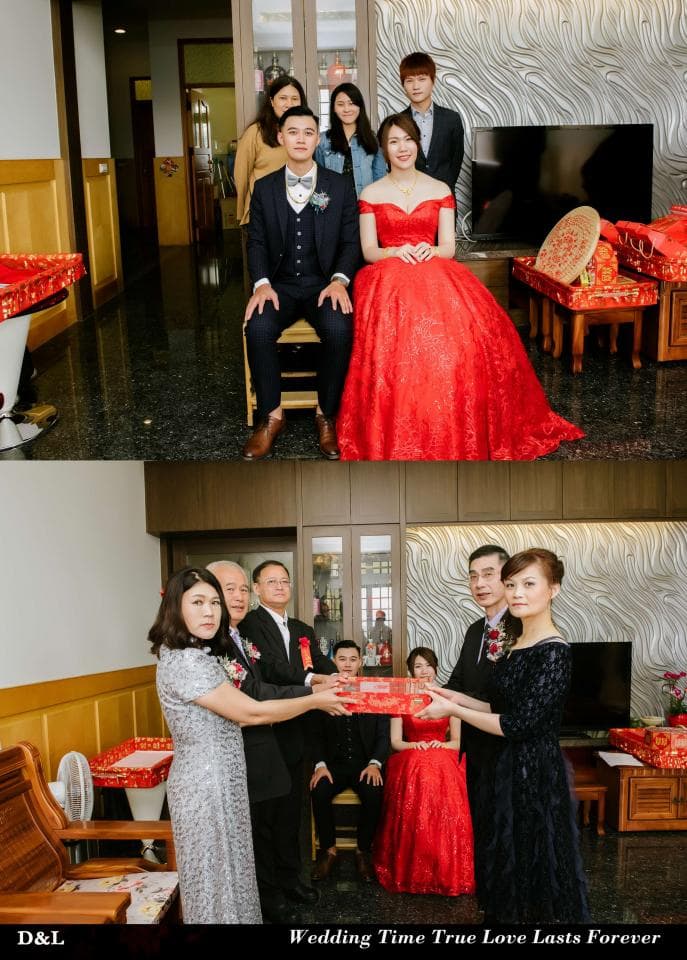 這張照片是一對新人在傳統婚禮上交換戒指的儀式。新娘穿著紅色禮服,新郎穿著黑色西裝。他們站在一張桌子前,桌上放著一個紅色的戒指盒。他們的親朋好友圍繞在他們身邊,為他們祝福。