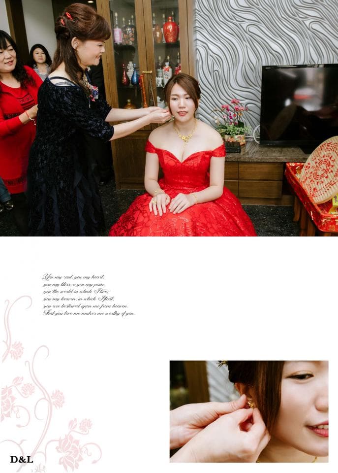 這張婚禮照片是新娘穿著紅色禮服,正在接受一位女性友人為她戴耳環。