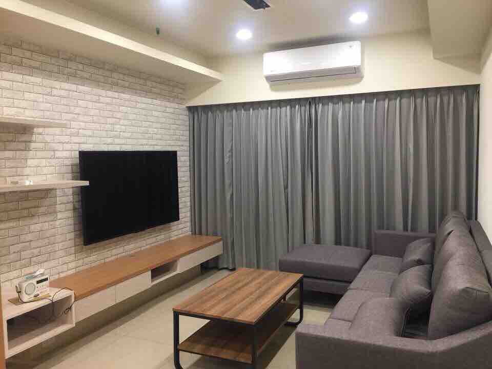 1) 這張照片顯示一個現代化的客廳,帶有灰色窗簾、沙發和電視