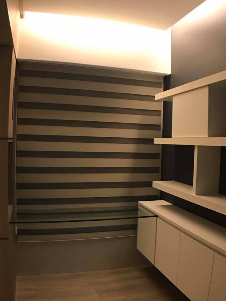 一张带玻璃桌面的现代简约风格的白色书柜,书柜墙面是棕色和灰色的条纹壁纸