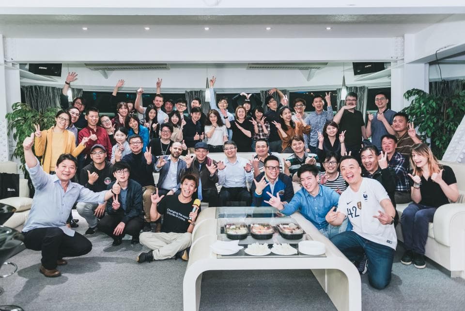 這張照片是一群朋友在聚餐,他們看起來很開心,正在享受美食和彼此的陪伴。