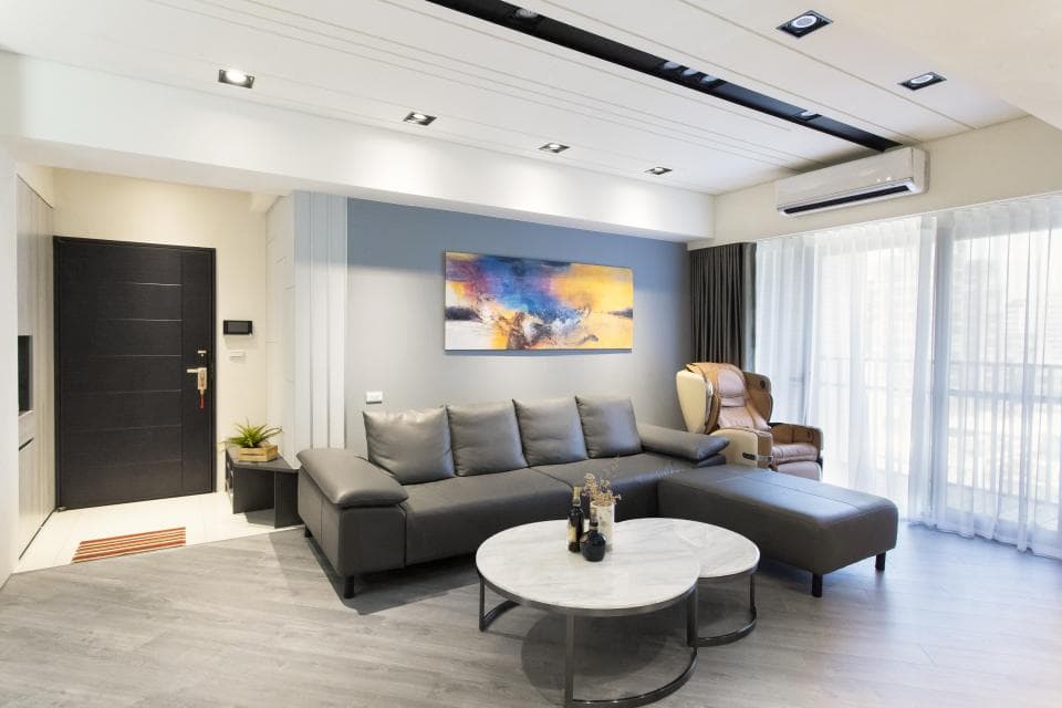 1) 照片顯示一個現代化的客廳