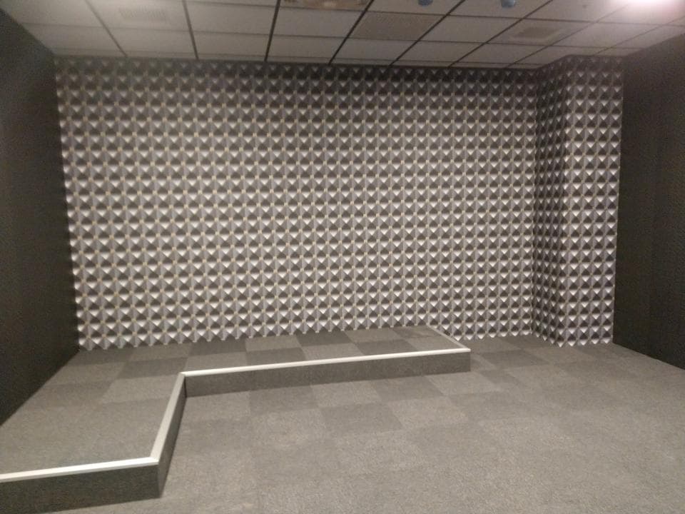 1) 照片顯示一個現代化的廚房,裝修以木質為主,牆壁、櫥櫃都鋪設了木紋板,廚房設備齊全,包括水槽、烤箱、抽油煙機等