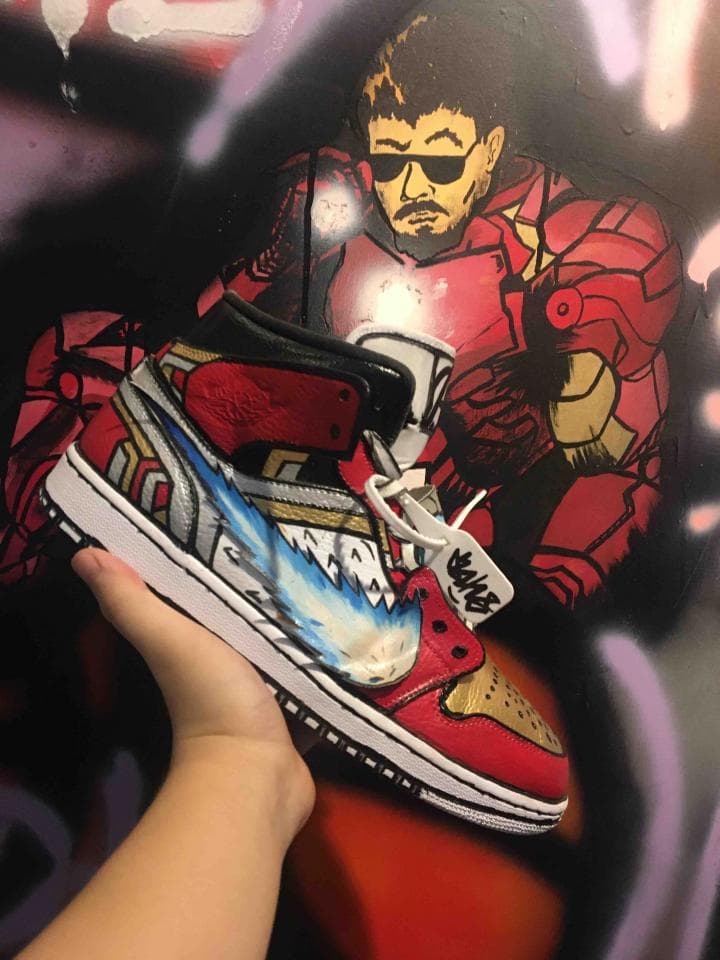 這張照片是一雙紅色的運動鞋,鞋子上畫著一個漫畫人物。