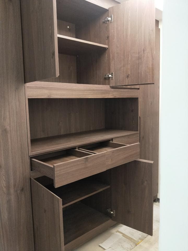 這張照片是一個木質櫥櫃,最重要的是它擁有兩個抽屜,一個在上層,另一個在下層。抽屜的設計簡潔,並使用了淺色的木材,與櫥櫃的主體形成鮮明的對比。