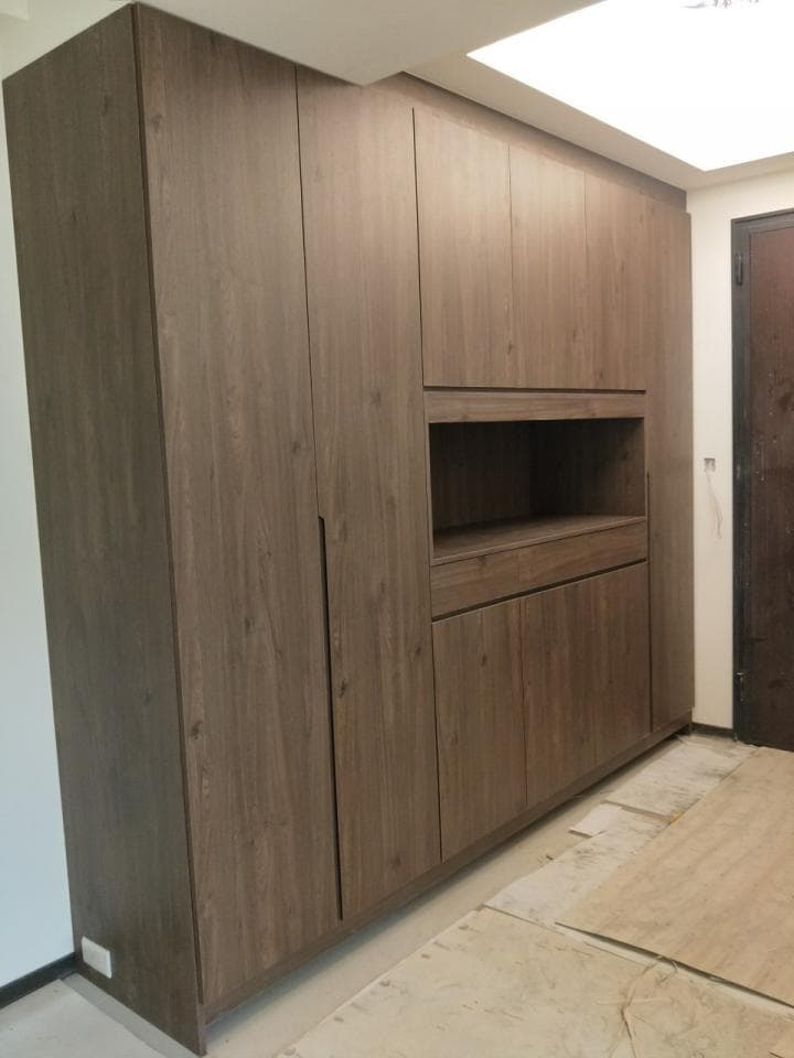 這張照片是一面大型的木質櫥櫃,有門和抽屜,適合存放大量物品。