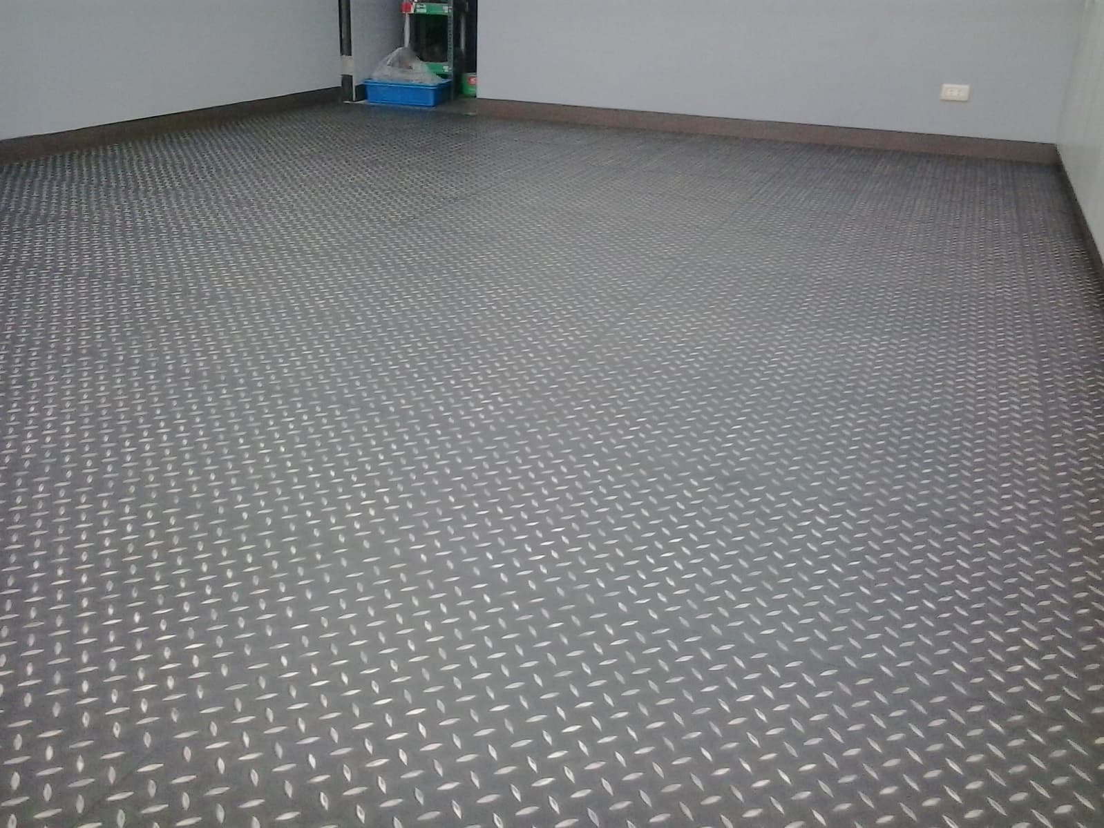 這張「拍攝現場」的照片是,一位男性工作人員正在操作攝影機拍攝,另一位男性工作人員則在旁協助。現場有許多燈光設備,顯示出專業的拍攝規格。