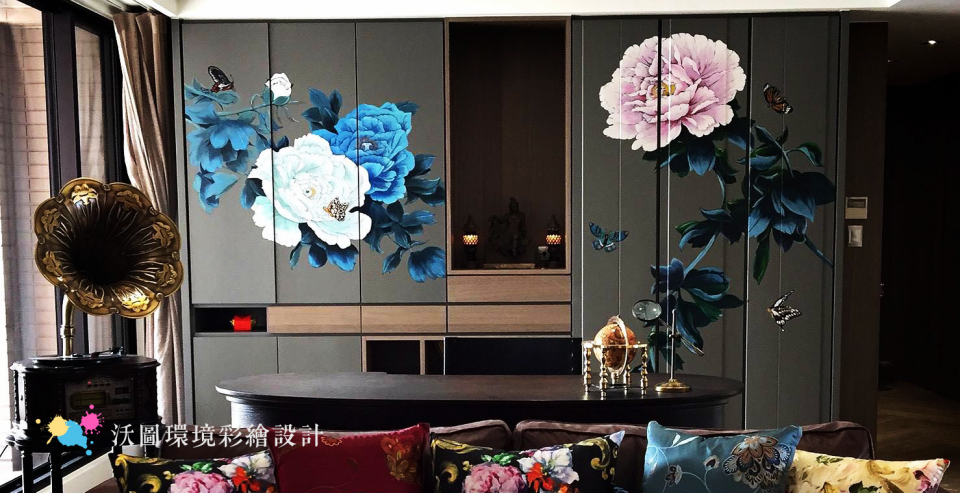 這張照片是一幅牆上繪製的牡丹花,花朵很大,色彩鮮豔,背景是深色牆壁,襯托出牡丹花的華麗。