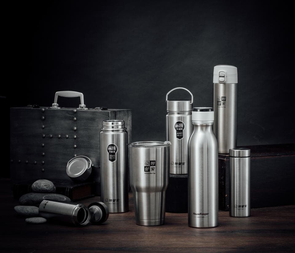 這張「水壺」的照片是一些不銹鋼水壺,還有個金屬箱子。