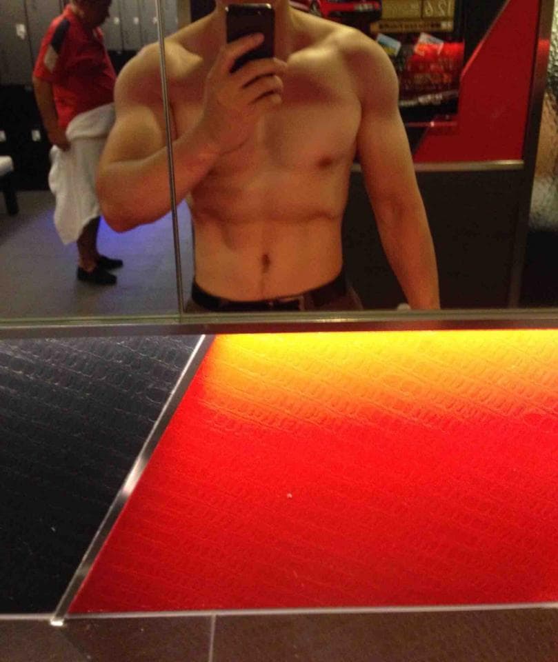 這張照片是一個人在鏡子前擺姿勢,照片中最重要的部分是鏡子的反光,呈現出紅色的光線,看起來很特別。